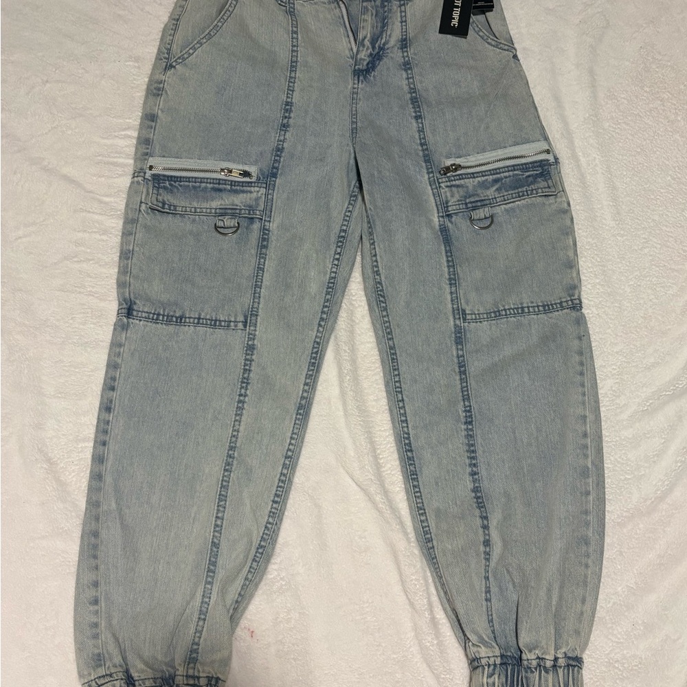 Hot Topic Light Wash Ankle Jeans